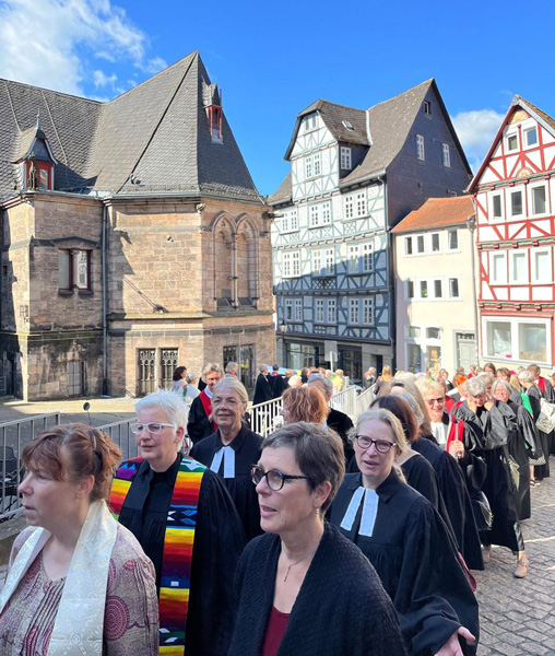 Zug zur Kirche