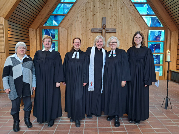 Gottesdienstteam v.links Johanna Friedlein, Hella Mahler, Michaela Jannasch, Martina Helmer-Pham Xuan, Heike Köhler, Caroline Hoppe