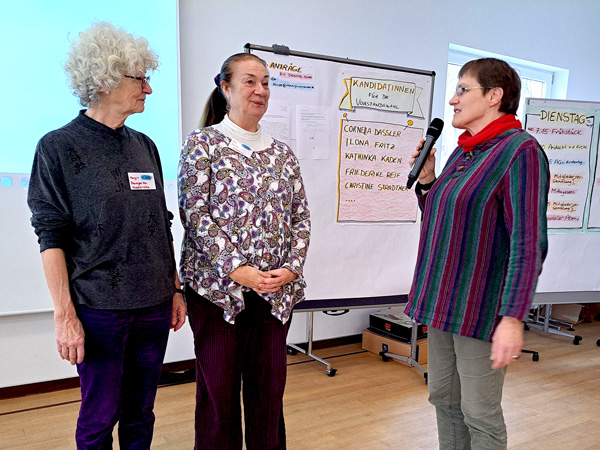 Verabschiedung von Margit Baumgarten und Ute Young aus der Vorstandsarbeit, rechts Christiane Apitzsch-Pokoj